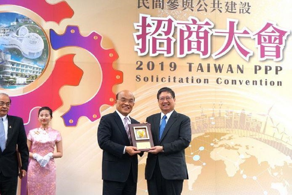▲新竹縣政府招商卓越，縣長楊文科(右)代表接受行政院長蘇貞昌(左)頒獎。（圖／新竹縣政府提供）