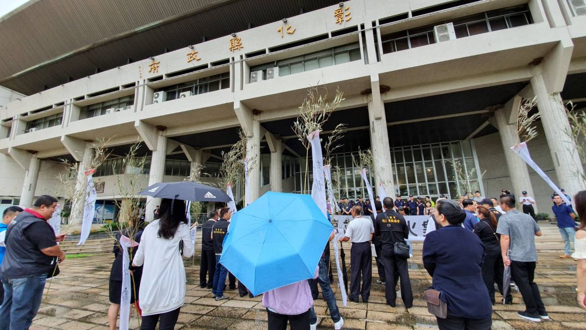 ▲彰化殯葬商業同業公會與全國各地殯葬公會上百人，手持引魂幡旗到縣府高呼「彰化人、彰化縣須要火葬場」等口號。（圖／記者陳雅芳攝，2019.06.14）