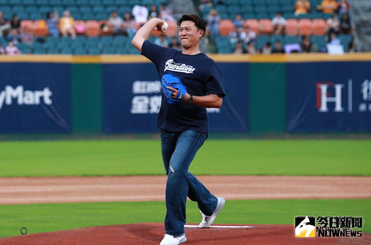 ▲王建民受邀為中華職棒富邦悍將主場開球。（圖／記者葉政勳攝 , 2019.06.14）