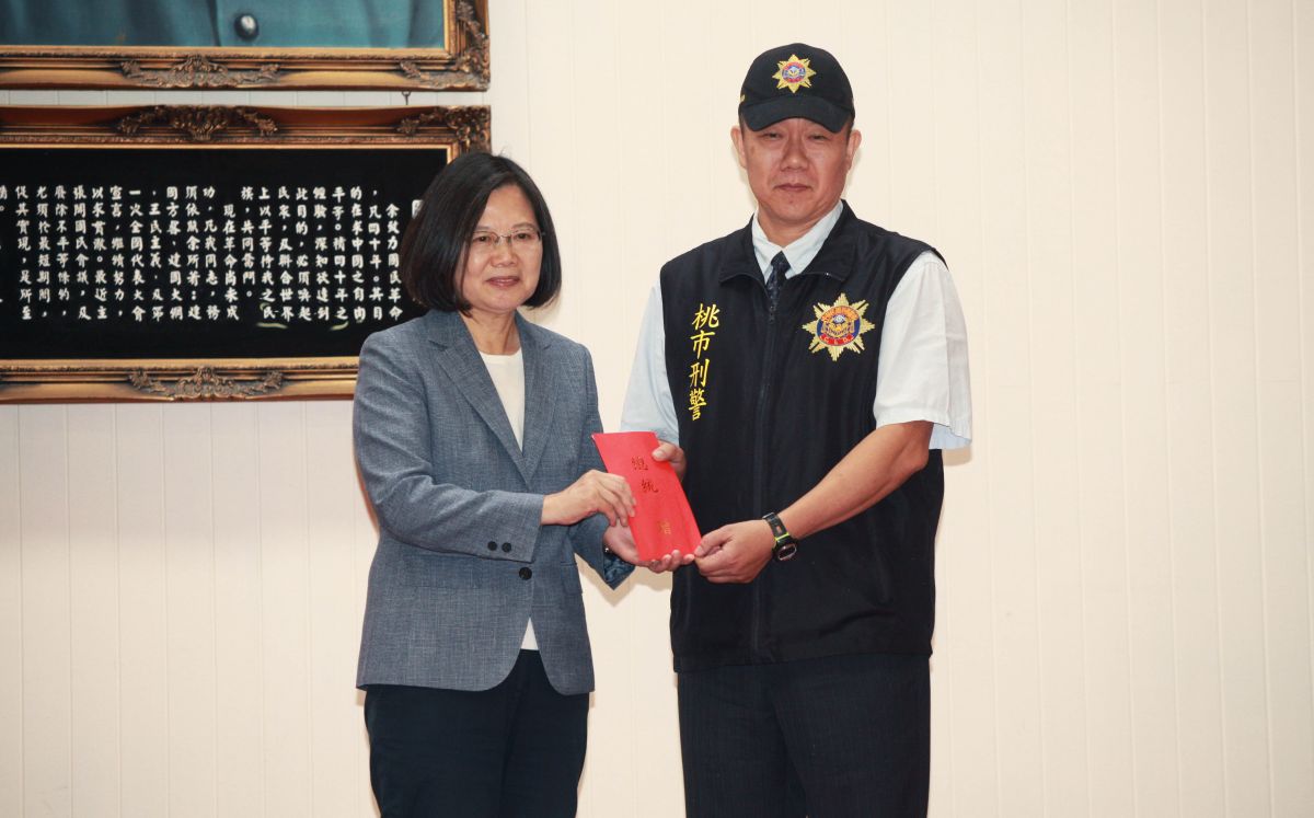 ▲總統蔡英文今天來到桃園市警局頒獎給人質危機有功人員，卻因為歹徒曾要求要喝知名茶飲店的「芒果冰沙」，而更見警方辦案過程中的辛苦之處。（圖／記者李春台攝, 2019.06.14）