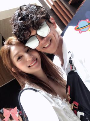 ▲阿翔（右）婚後和老婆（左）久居松山區，疫情期間一度搬到東區，如今又搬回來。（圖／Out Of Control 媽咪Grace FB）