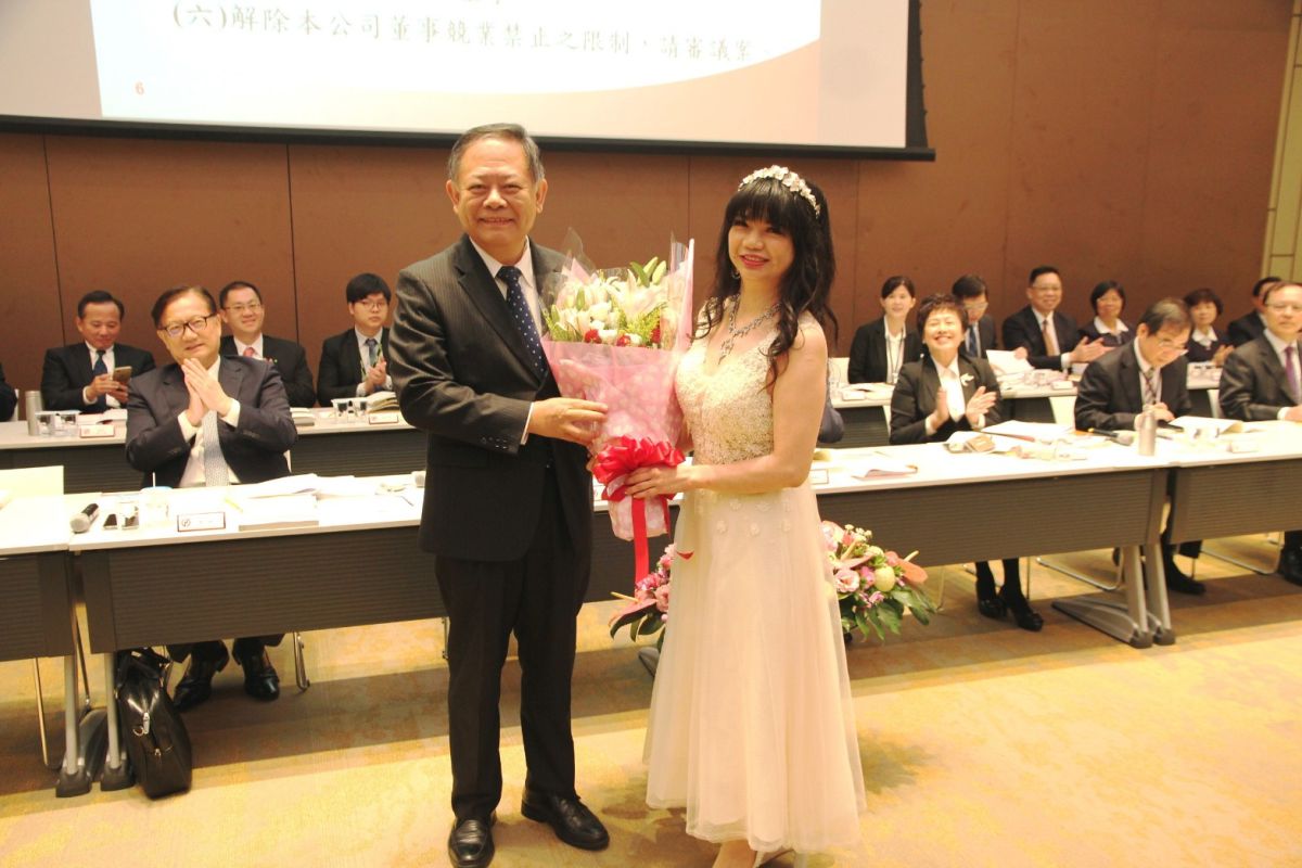 ▲有「小何麗玲」之稱的黃雪芬6月14日現身華南金控股東會，除獻花給華南金暨華南銀行董事長張雲鵬，稱讚他是金控男神，並期許華南金股價能上看50元。（圖／華南金提供）