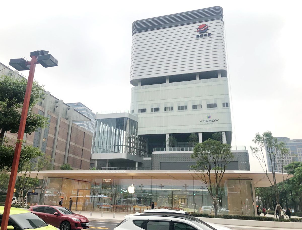 ▲台灣第一家獨棟建築的蘋果信義A13 Apple Store直營店將於明（15）日開幕，也讓位於A13的遠百信義受到關注，遠百信義預計2019年第4季開幕。（圖／遠百提供）