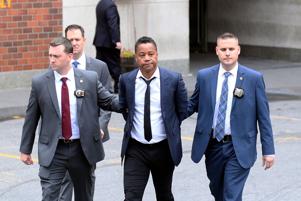 ▲小古巴古汀（中）被戴上手銬上法庭。（圖／達志影像）