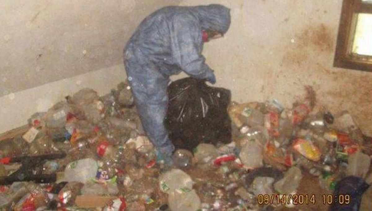 ▲可怕的房子內藏有多具嬰兒屍體，直到惡臭發出，小妹妹求救，鄰居才驚見可怕景象。（圖／翻攝自 SBS）