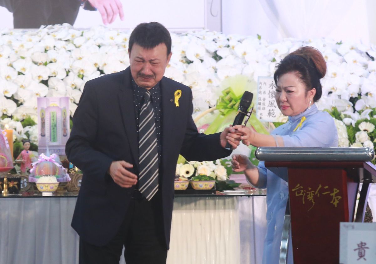 ▲余天（左）和白冰冰忍不住落淚。（圖／記者葉政勳攝）