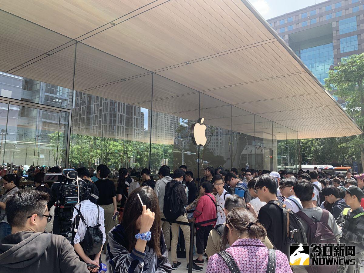 ▲iPhone12今（23）日正式在台開賣！吸引果粉排隊搶購。（圖／NOWnews資料照，記者劉士成攝）