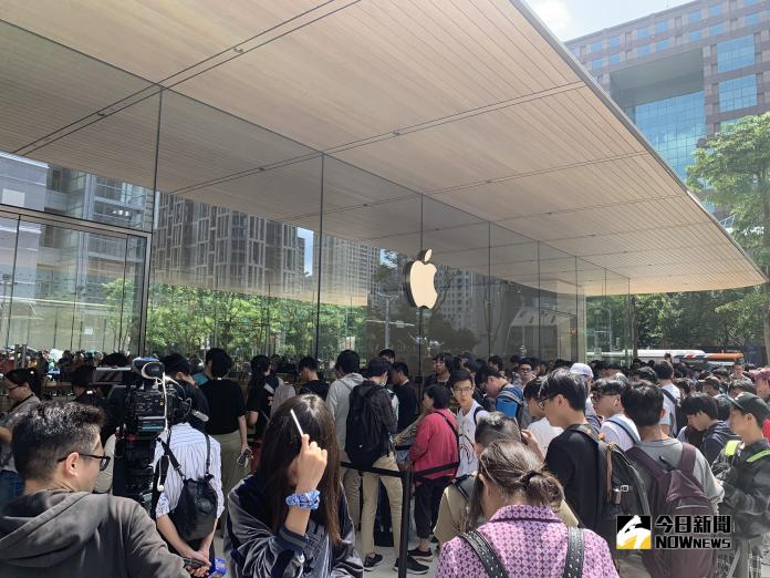 頭香排隊逾18小時　Apple Store開幕1千2果粉朝聖
