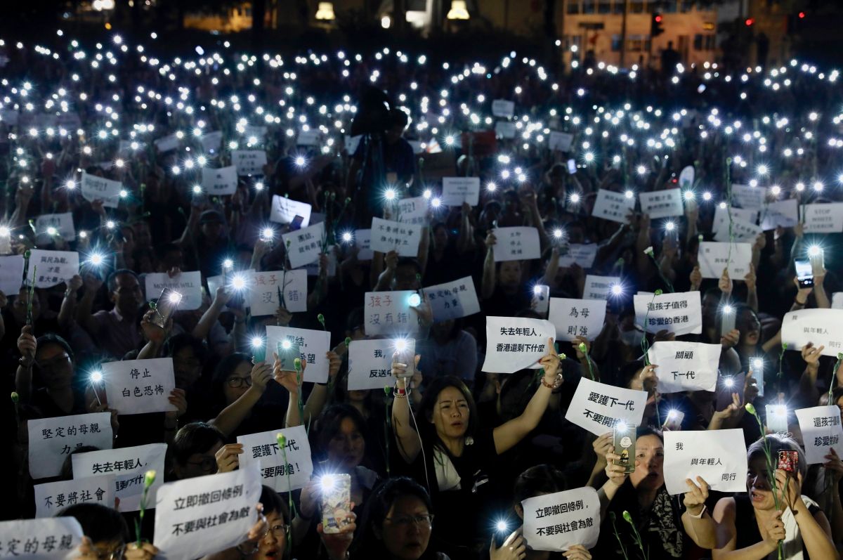 ▲6000名港媽14日晚間身穿黑衣，舉行「香港媽媽反送中集氣大會」，痛批林鄭月娥不配做母親。（圖／美聯社／達志影像）