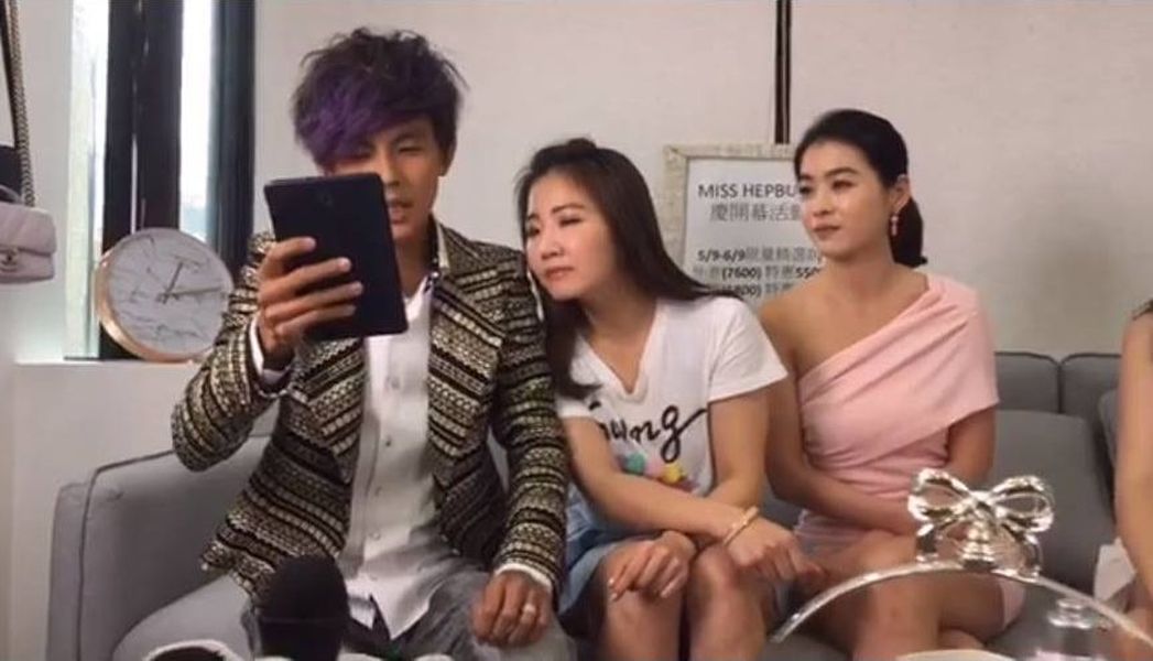 ▲謝忻（中）硬坐在阿翔旁邊。（影片截圖）