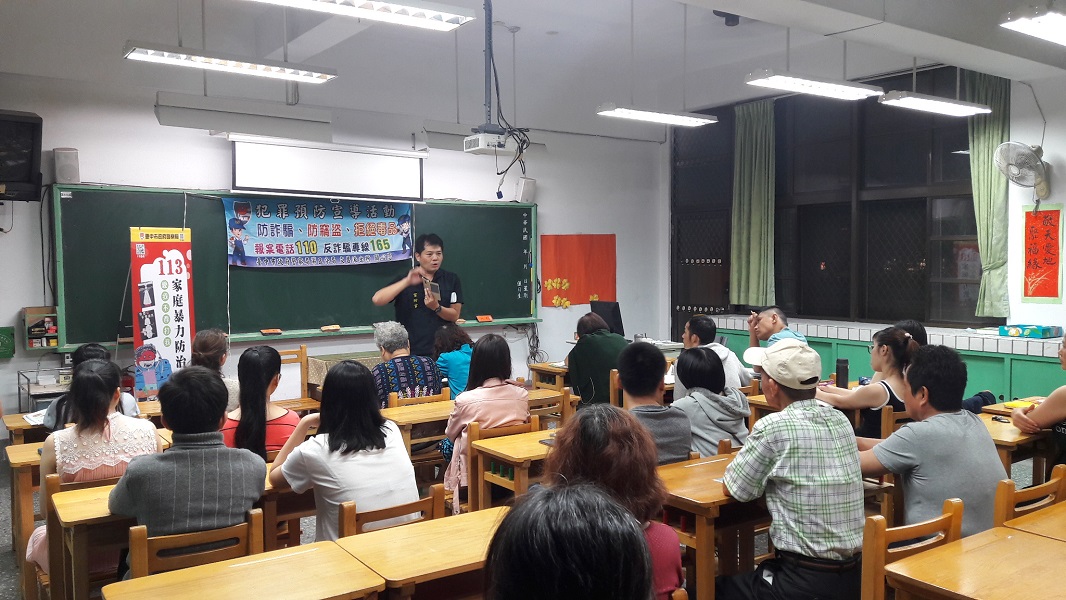 ▲台中市第五分局家防官陳佑而為新住民講授性平三法。（圖／警方提供）