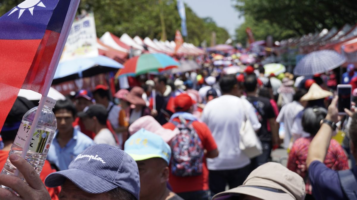 ▲舞台右側攤販區人潮壅擠。（圖／記者蘇榮泉攝，2019.06.15）