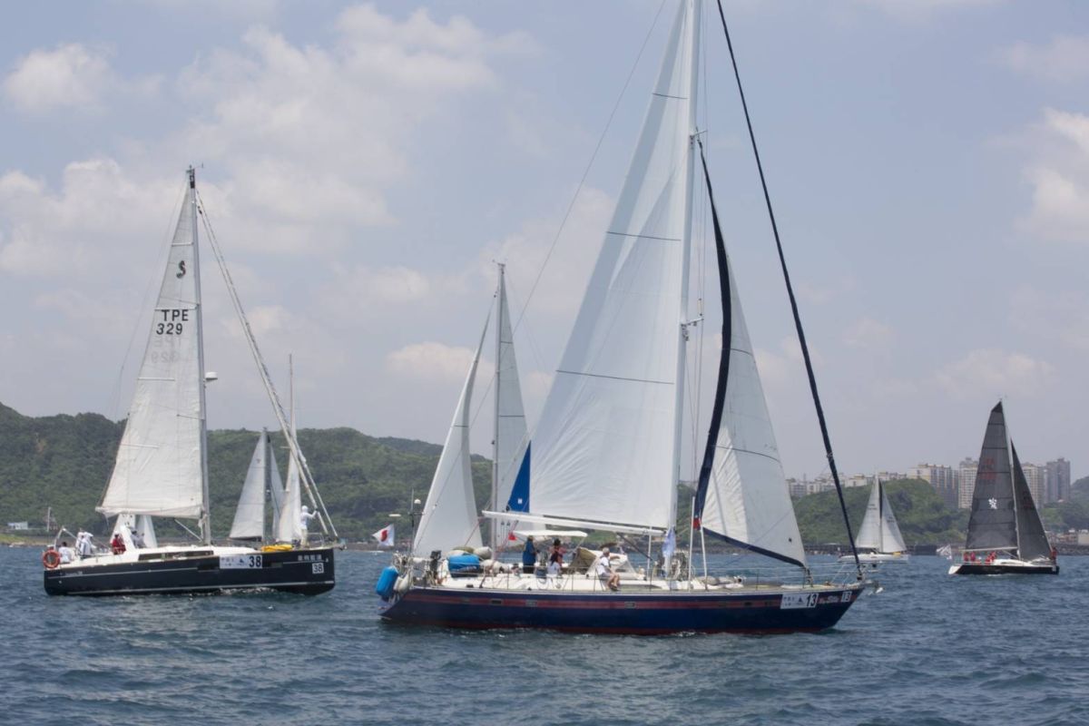 ▲今日舉行的基隆嶼繞島賽，包含台灣、日本、香港、馬來西亞與美國等25組隊伍參賽；台灣知名網紅團隊「上班不要看」，也組隊挑戰基隆嶼繞島賽。（圖／基隆市政府提供）