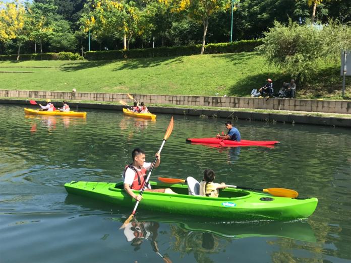 ▲興大康橋獨木舟體驗營，吸引不少市民前來感受獨木舟運動的獨特魅力。 (圖／運動局提供)