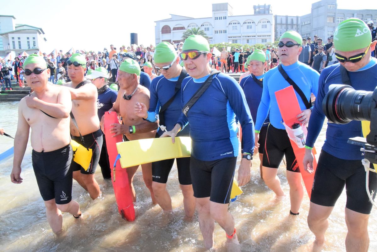 ▲「2019泳渡澎湖灣」前總統馬英九與東道主澎湖縣長賴峰偉共同挑戰2000公尺組，為賽事增添亮點。（圖／記者張塵攝，2019.06.15）