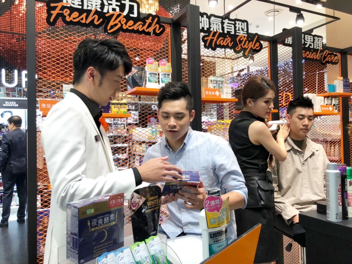 ▲康是美首次針對男性消費者舉辦封館活動，來店的男性消費者可以體驗各項諮詢服務。（圖／記者彭夢竺攝） 