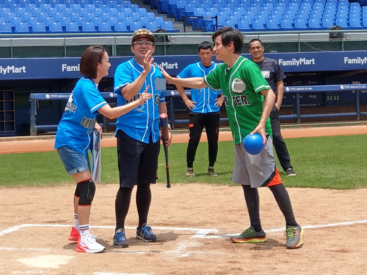 ▲眾人在棒球場上進行一場真槍實彈的棒球比賽。（圖／中視提供）