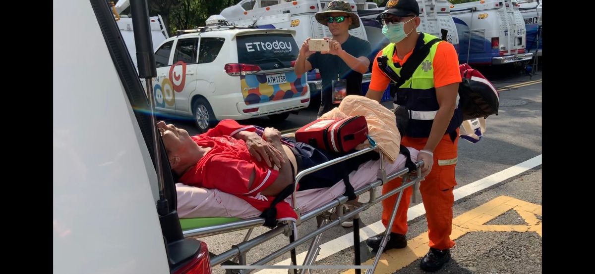 韓國瑜雲林造勢場，由於現場天氣好，有韓國瑜的支持者不耐32度高溫，熱衰竭送醫急救。 (圖/記者吳承翰攝)