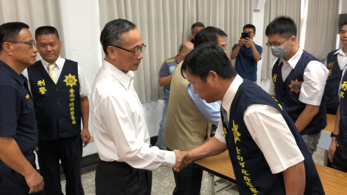 ▲警政署長陳家欽（左二）向在場所有員警一一握手致意。（圖／記者陳聖璋攝，2019.06.15）