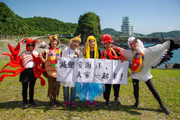 縣長林姿妙在醜小鴨故事劇團「吾居吾塑的海洋」戲劇中扮演美人魚,參與清除海底垃圾