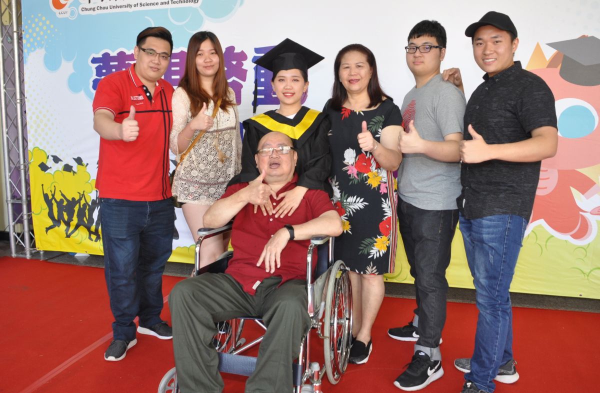 ▲余祥愛同學的父母親及家人，特地遠從馬來西亞來台灣參加畢業典禮。（圖／記者陳雅芳攝，2019.06.15）