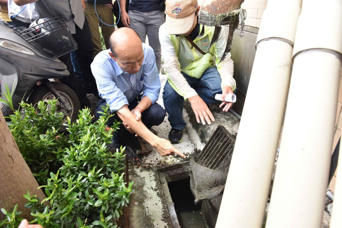 國軍化學兵1日到高雄噴藥，韓國瑜表示，去年印尼越南發生疫情時，疾管署立刻到當地幫忙，今年高雄發生疫情，感受不到行政院關心。 (圖/NowNews資料照)