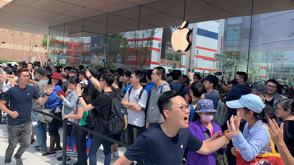 ▲蘋果「信義A13」直營店於6月15日開幕了，熱情的店員與民眾擊掌同慶這個特別值得紀念的日子。（圖／記者劉士成攝。2019.06.15）