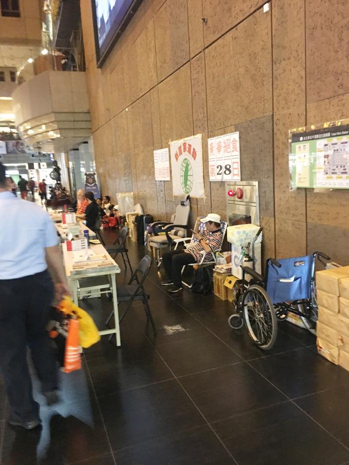 讀者爆料在高鐵、台鐵、台北捷運三鐵共構的台北車站大廳，竟公然提供總統府前國策顧問黃華進駐，為催生「台灣共和國」作為絕食抗議的據點。（ 圖 / 讀者提供 ）