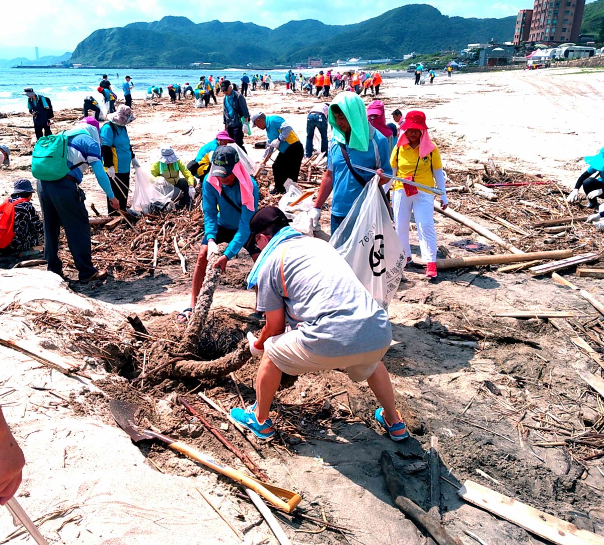 ▲新北市政府環保局為響應2019年世界海洋日，與市民朋友一起以實際行動愛護海洋並宣誓減塑決心。（圖／新北市政府環保局提供）