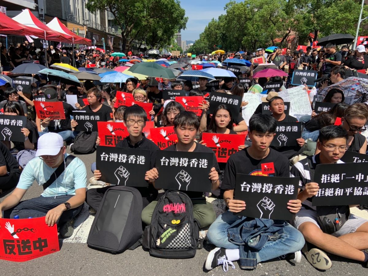 群眾聚集在立法院外的濟南路，拿著反送中的手舉牌抗議。 (圖/記者吳承翰攝)