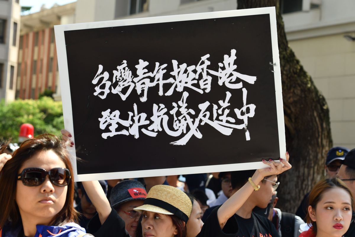 立法院外反送中活動，群眾高舉手舉牌。 (圖/記者林柏年攝)