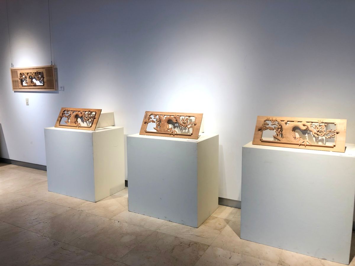 ▲傳統工藝-傳統木雕保存者黃紗榮，曾經於日本公司學習「欄橺」工藝，並將「欄橺」雕刻技術巧妙地被運用在作品上。（圖／記者陳雅芳攝，2019.06.16）