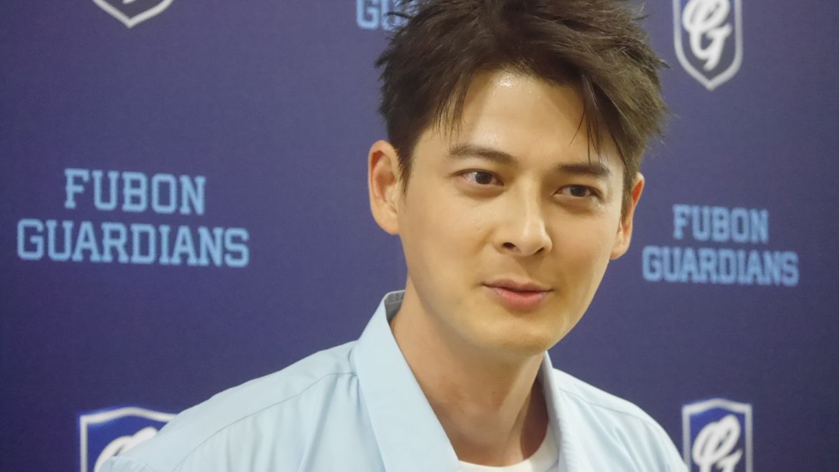 郭品超為富邦悍將開球。（圖／吳政紘攝）