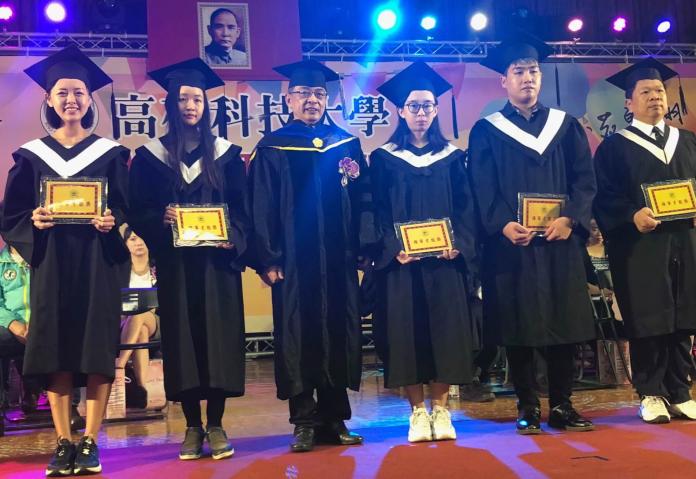 ▲高雄市副市長洪東煒（左3）頒發獎牌給績優畢業生，以資鼓勵。（圖／記者黃謝美蘭攝，2019.06.16）