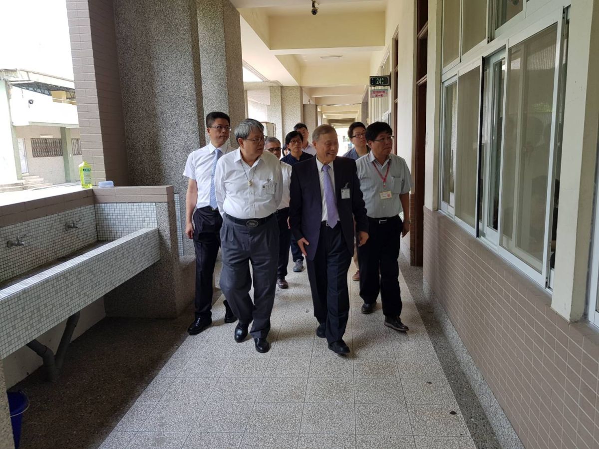 典試委員周萬來、監試委員陳師孟、嘉義考區辦事處主任劉春明，關心考生應考情況。〔圖／嘉市府提供2019.06.16〕