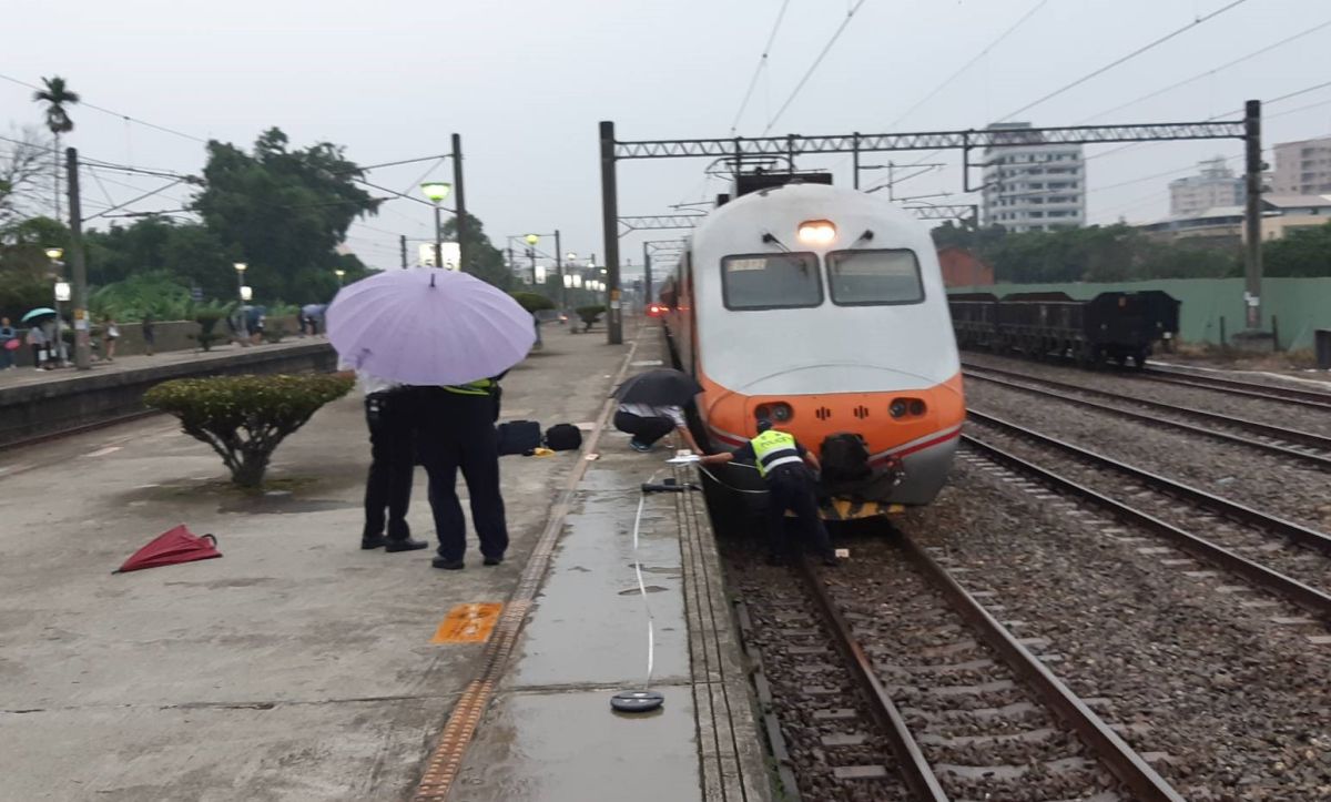 ▲斗南警方正勘查該班肇事火車現場。（圖／記者簡勇鵬攝，2019.06.16）