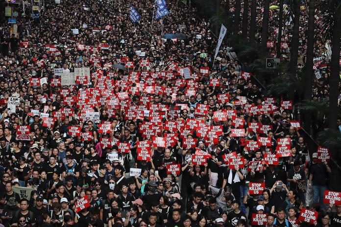 ▲香港6月16日200萬人大遊行，迫使港府發表了 301 字聲明稿，表示目前已停止立法會大會對修訂《逃犯條例》的工作。（圖／達志影像／美聯社）