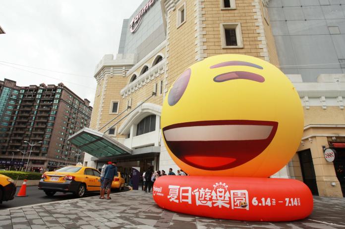Emoji大型表情符號現身桃園　南崁購物中心揪網美來打卡
