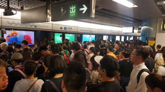 ▲今（16）日下午「反送中」抗爭遊行，許多香港民眾身穿黑衣上街，多個港鐵車站及車廂也都塞滿人潮。（圖／翻攝自「Hong Kong Free Press」推特）