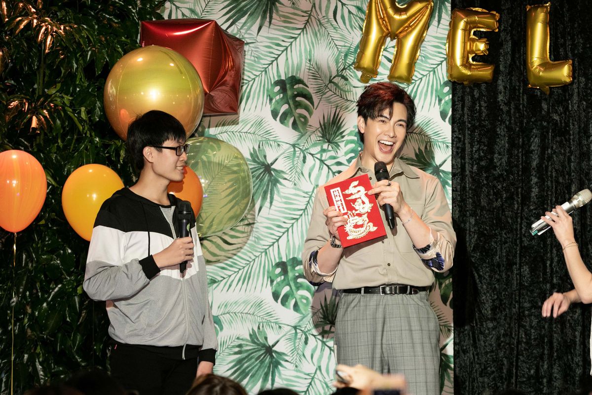 ▲男粉絲跟謝佳見（右）求婚。（圖／輝映創藝）