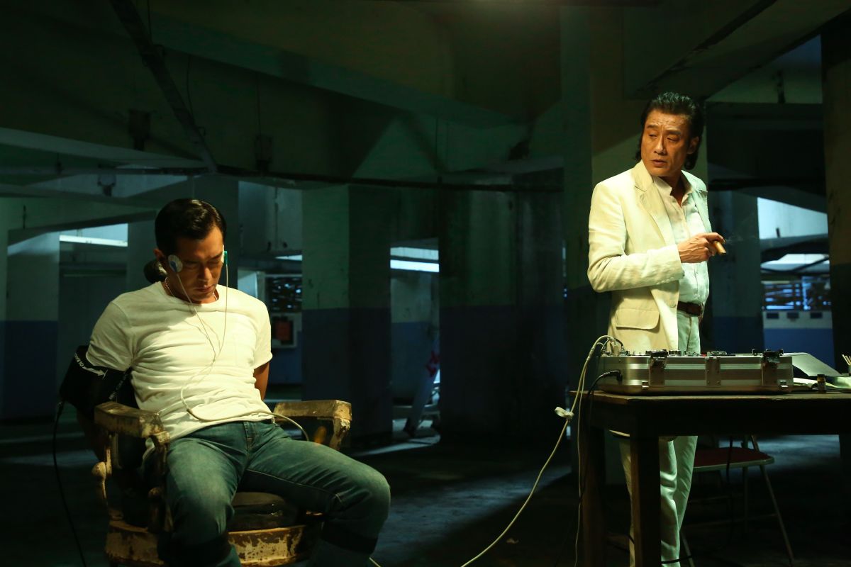 ▲古天樂（左）慘遭「嚴刑逼供」。（圖／華映）
