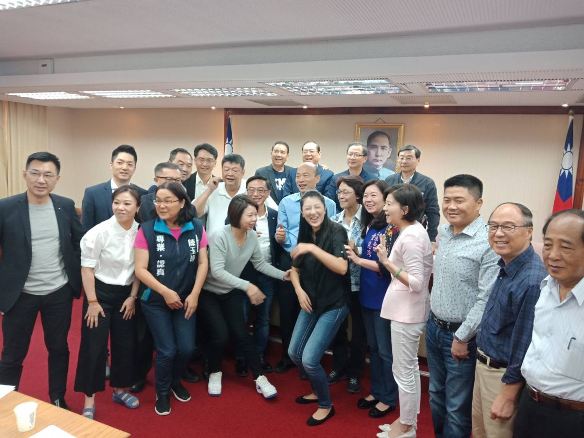 17日適逢韓國瑜生日，韓到立法院拜會國民黨團時，黨團與立委們為韓慶生。（圖 / 立法院國民黨團提供）