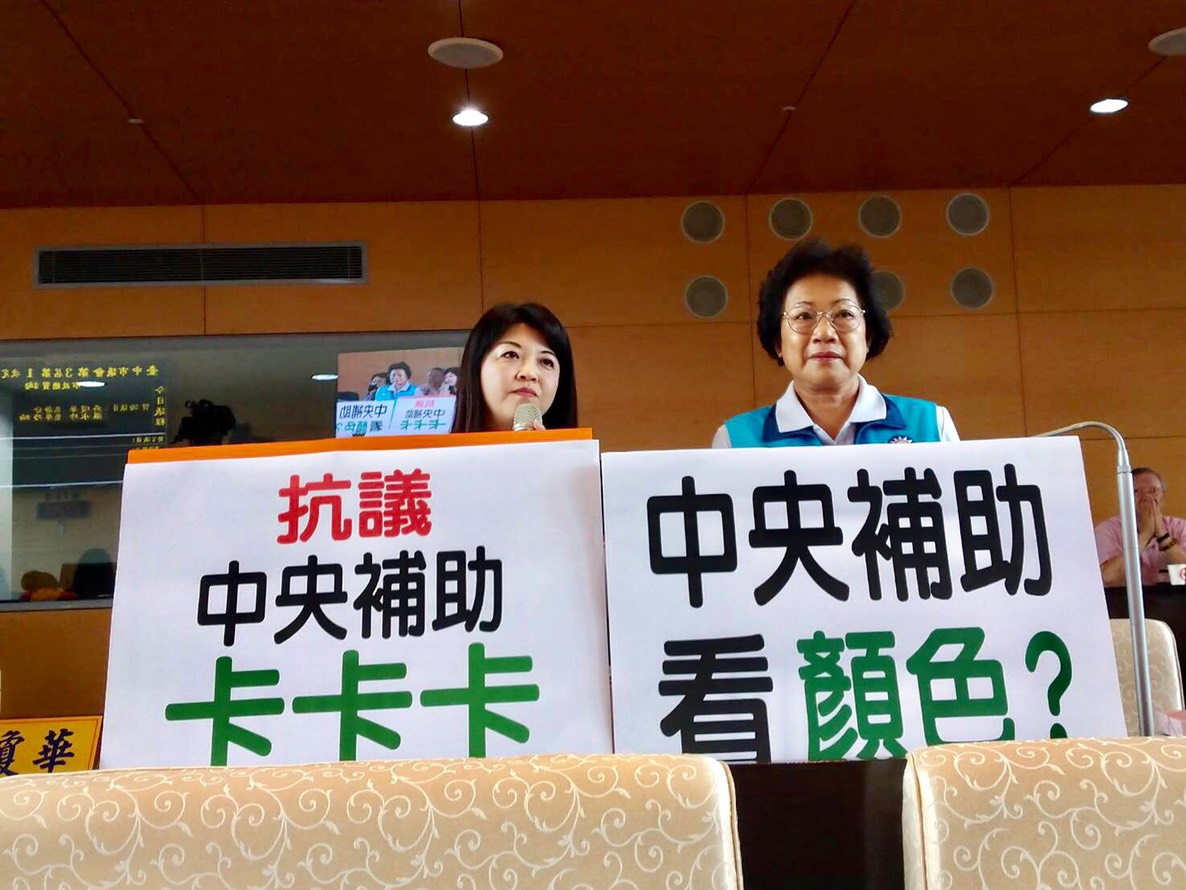 ▲議員吳瓊華(左)指出，防疫如同作戰，市府向中央爭取登革熱防治相關經費的情形。 (圖／柳榮俊攝2019.6.17)