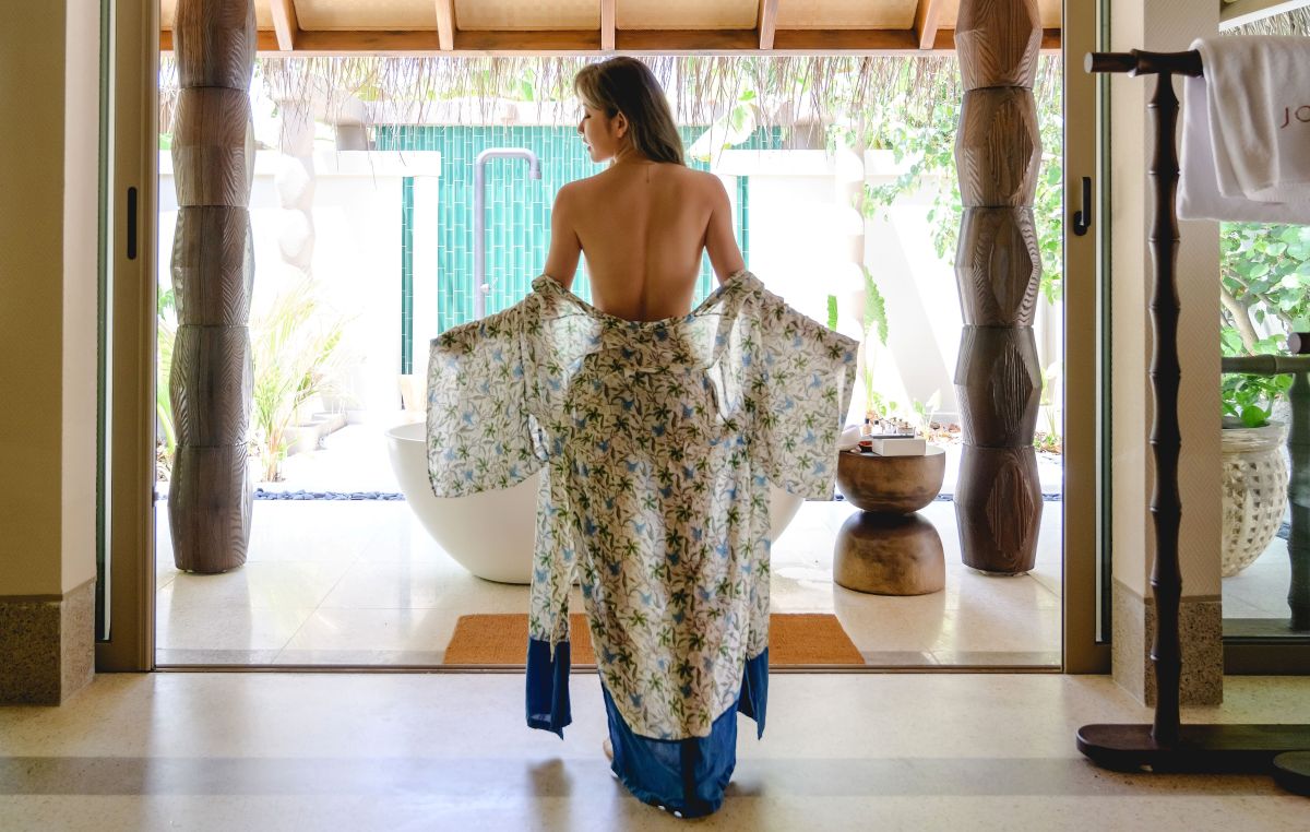 ▲許維恩「裸身」拍寫真。（圖／博海旅行社提供）
