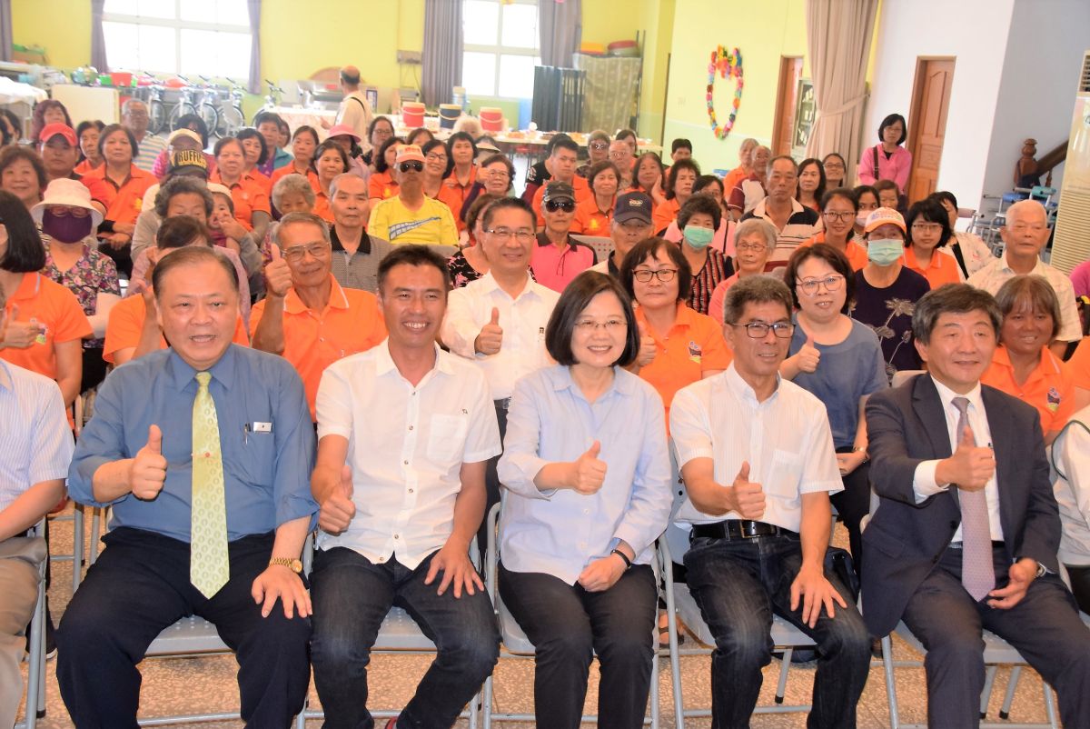 ▲總統蔡英文搭乘專機前往澎湖離島關心老人共餐、長照問題、農業等問題，蔡總統親自向民眾說明長照制度的好處。（圖／記者張塵攝，2019.06.17）