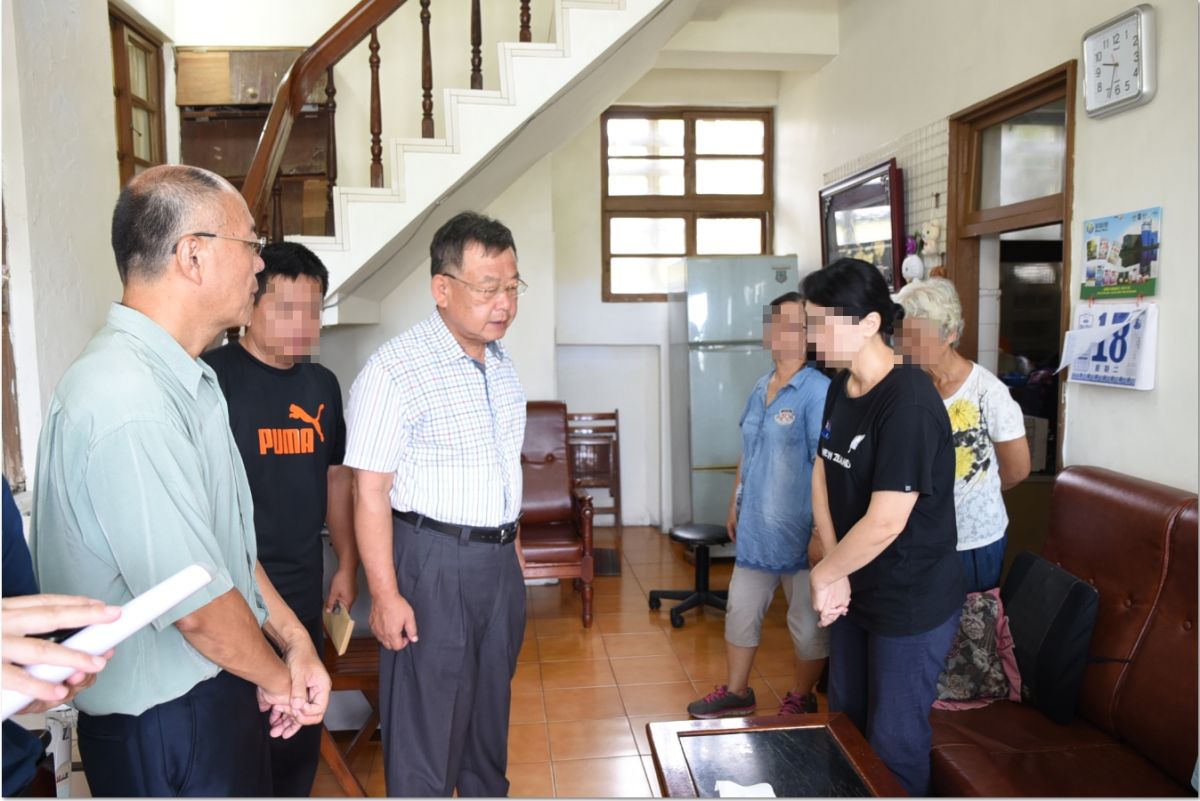 ▲澎湖縣長賴峰偉提前返國，17日上午至泳渡澎湖灣溺斃的王英財家中慰問，並致5萬元慰問金。（圖／澎湖縣政府提供，2019.06.17）