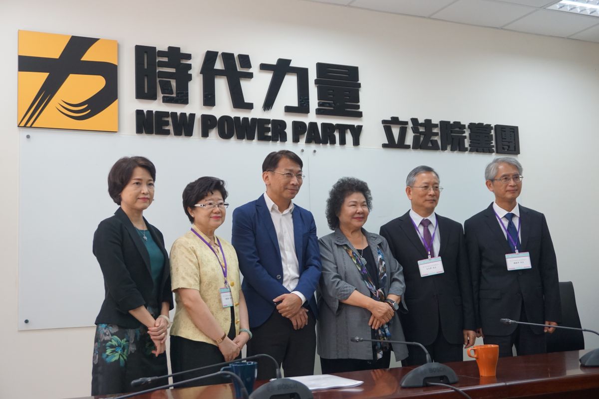 高雄市長韓國瑜17日一突然赴立法院拜會朝野政黨，不過因為韓國瑜未事先通知，讓他吃了不小閉門羹。對此，總統府秘書長陳菊受訪時表示，她要拜會立委或是前院長王金平時，都會事先約時間。（圖／時代力量提供）