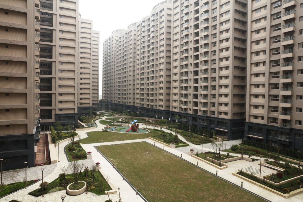 ▲住發處處長莊敬權指出，只要設籍桃園市或於桃園市就學就業者，家庭成員原無自有住宅、家庭年收入低於123萬元與每人每月平均收入低於5萬1,023元等相關規定即可提出申請。（圖／桃園市政府提供）