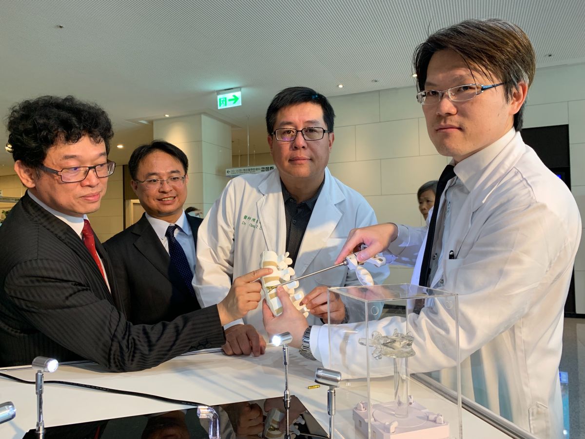 ▲由台灣自行研發生產的3D「椎體撐開器」獨步全國成功完成首例「椎體重建手術」救回塌陷腰椎。（圖／中醫大新竹附醫提供）