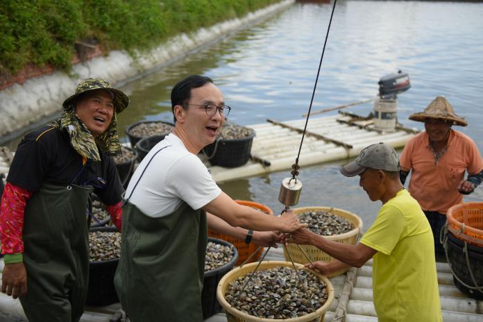 朱立倫17日前往雲林台西，與漁民一起下魚塭採收文蛤，聽取漁民心聲。（圖 / 朱立倫辦公室提供）